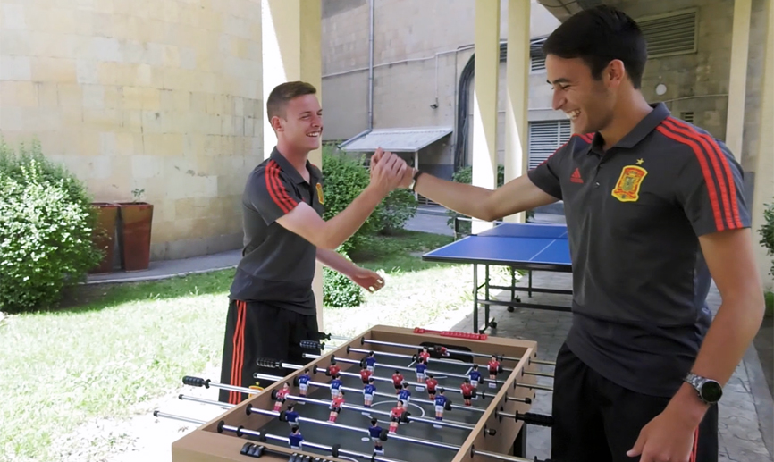 Sergio y Eric jugando al futbolín