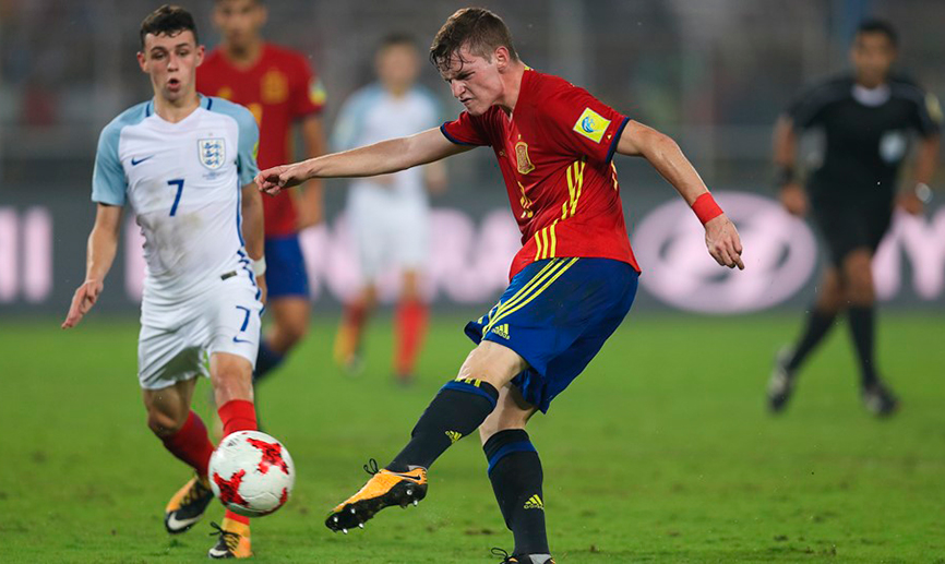 Sergio Gómez remata a puerta durante el Mundial