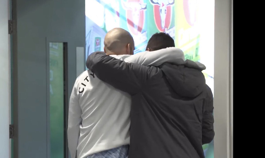 Silva y Cazorla se apoyan fuera del vestuario