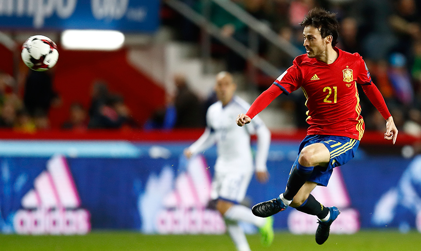 Silva controla un balón en El Molinón