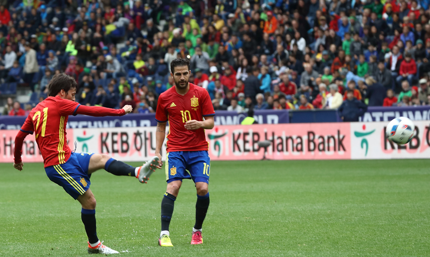 David Silva quita las telarañas de libre directo