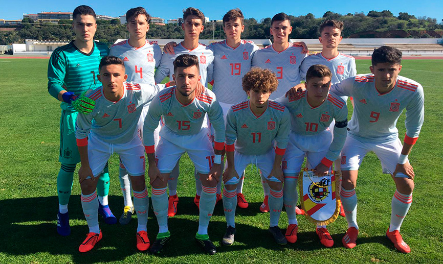 La Sub-17 posa antes del partido ante Holanda