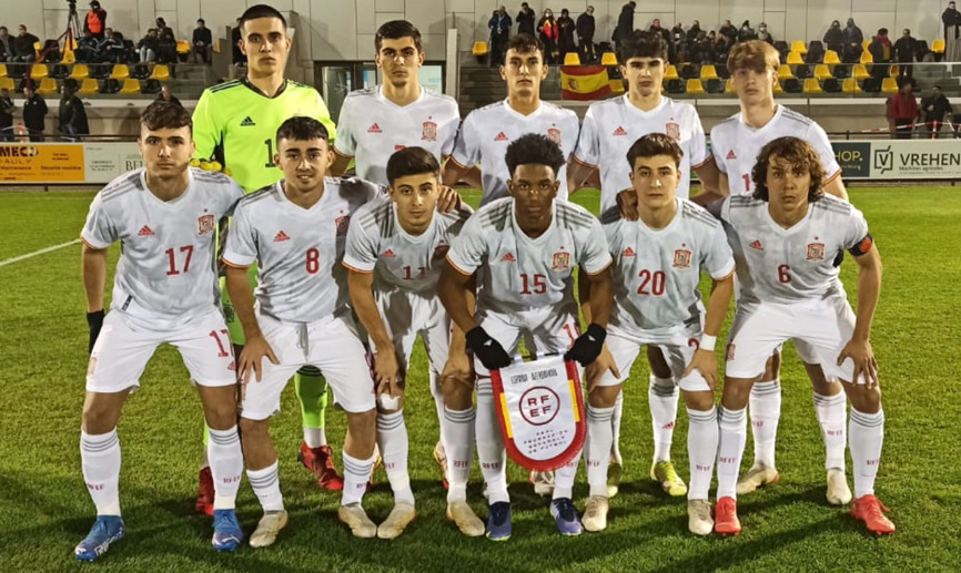 La Selección española Sub-19 posa antes de su encuentro frente a Azerbaiyán