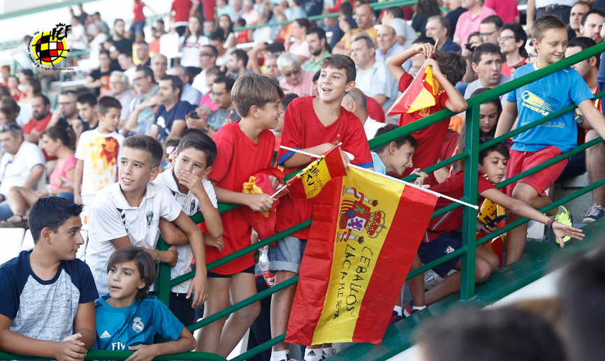 afición apoyando a la Sub-21