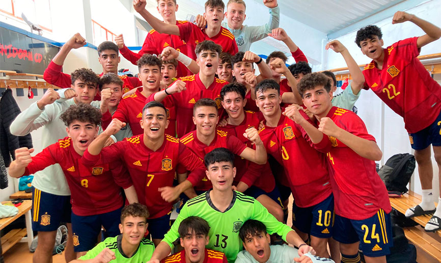 La Selección española Sub-16 celebra su victoria frente a Suiza