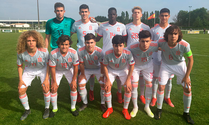 La Sub-16 posa antes de jugar el partido ante Portugal