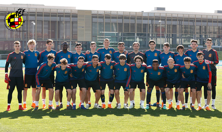 La Sub17 posa en la Ciudad del Fútbol