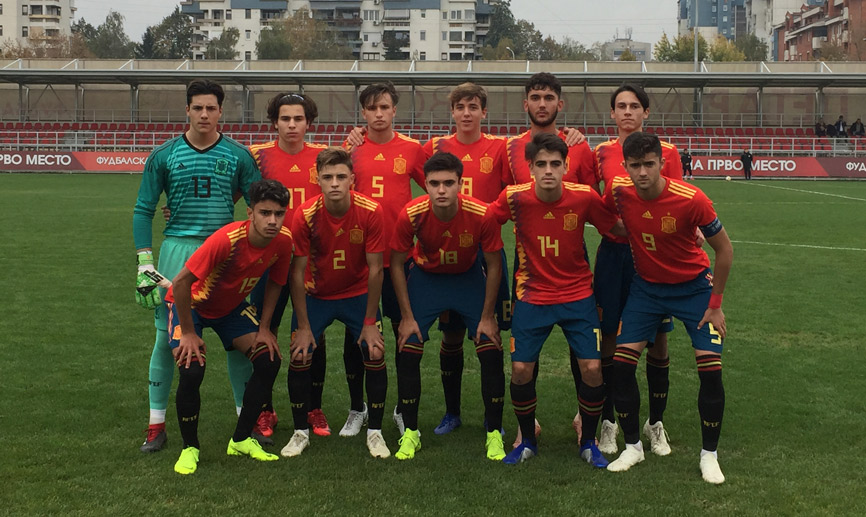 Alineación de España antes del partido contra Islas Feroe (Sub-17)