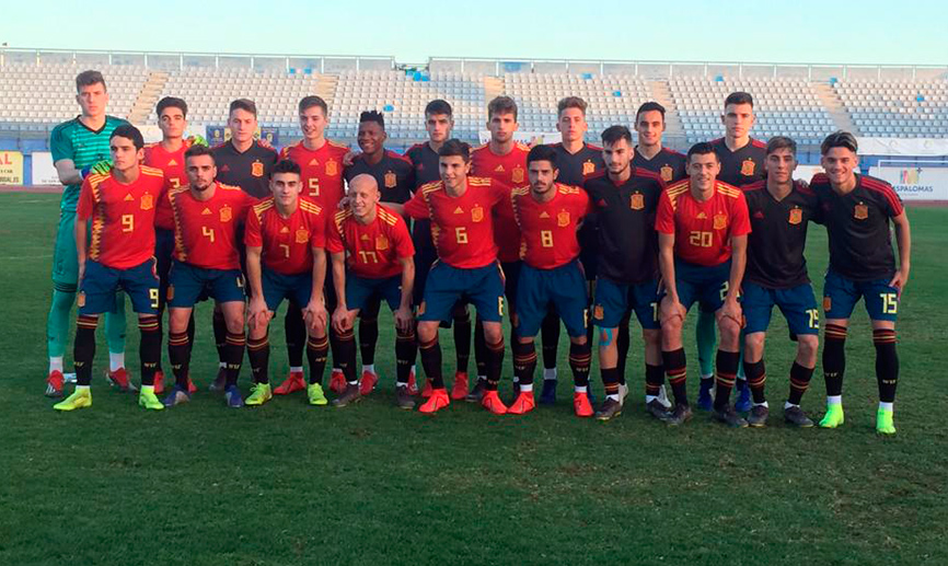 La Sub-18 posa antes del partido ante Serbia