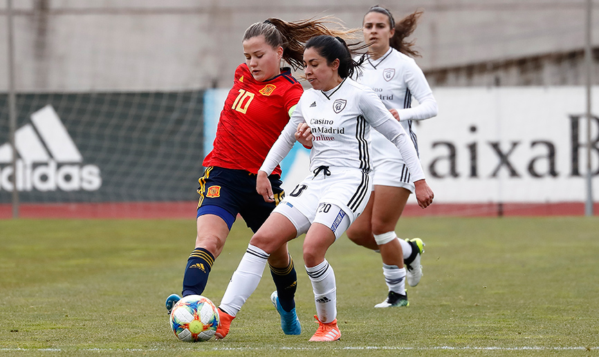 Claudia Pina pugna por un balón en el centro del campo