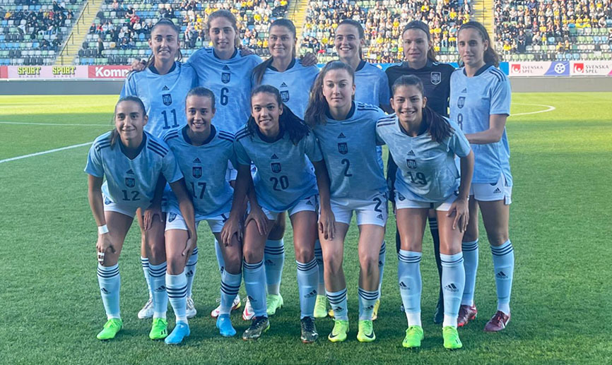 La selección sub-23 femenina posa antes de su partido frente a Suecia