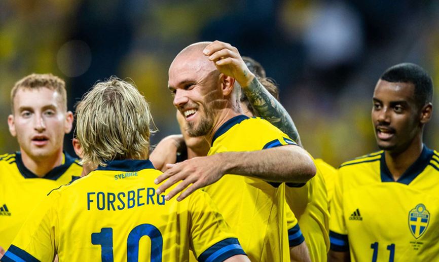 Los jugadores suecos celebran uno de sus goles frente a Armenia