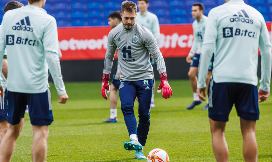 Arnau Tenas se suma al trabajo del grupo durante el último entrenamiento en Barcelona 