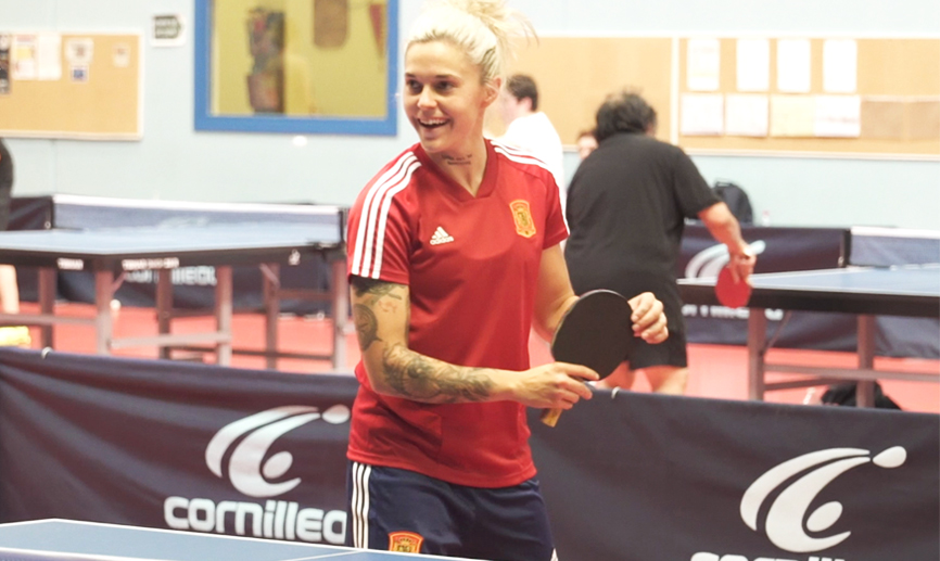 Mapi León practica tenis de mesa en Francia