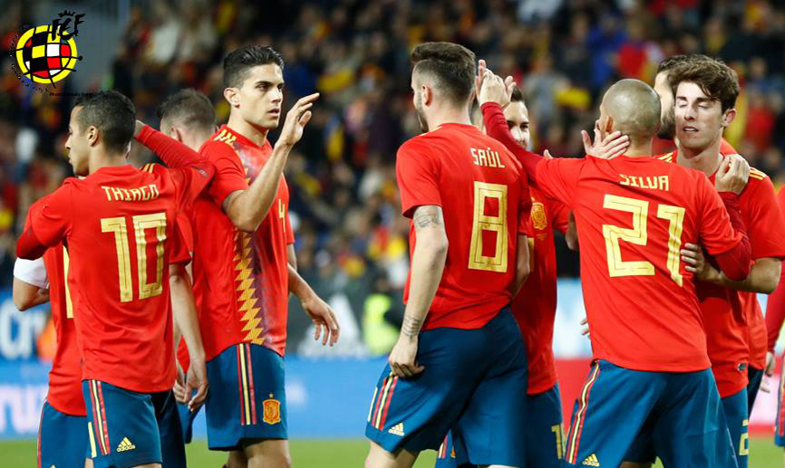 ¿Quién debutó antes con la selección española?
