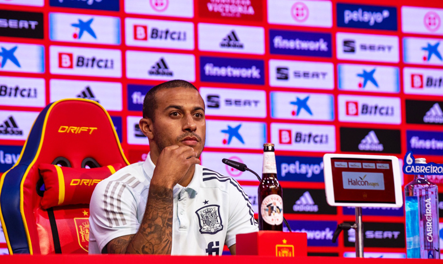 El jugador internacional Thiago Alcántara comparece en rueda de prensa