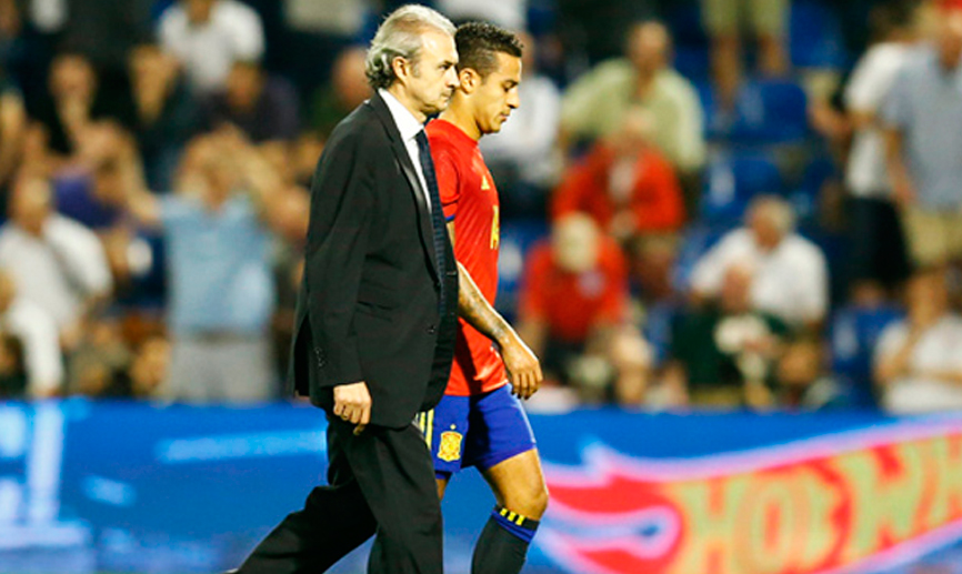 Thiago Alcántara se retira lesionado durante un encuentro con la Selección