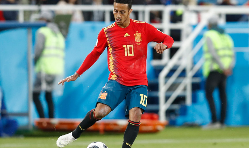 Thiago controla un balón con la Selección