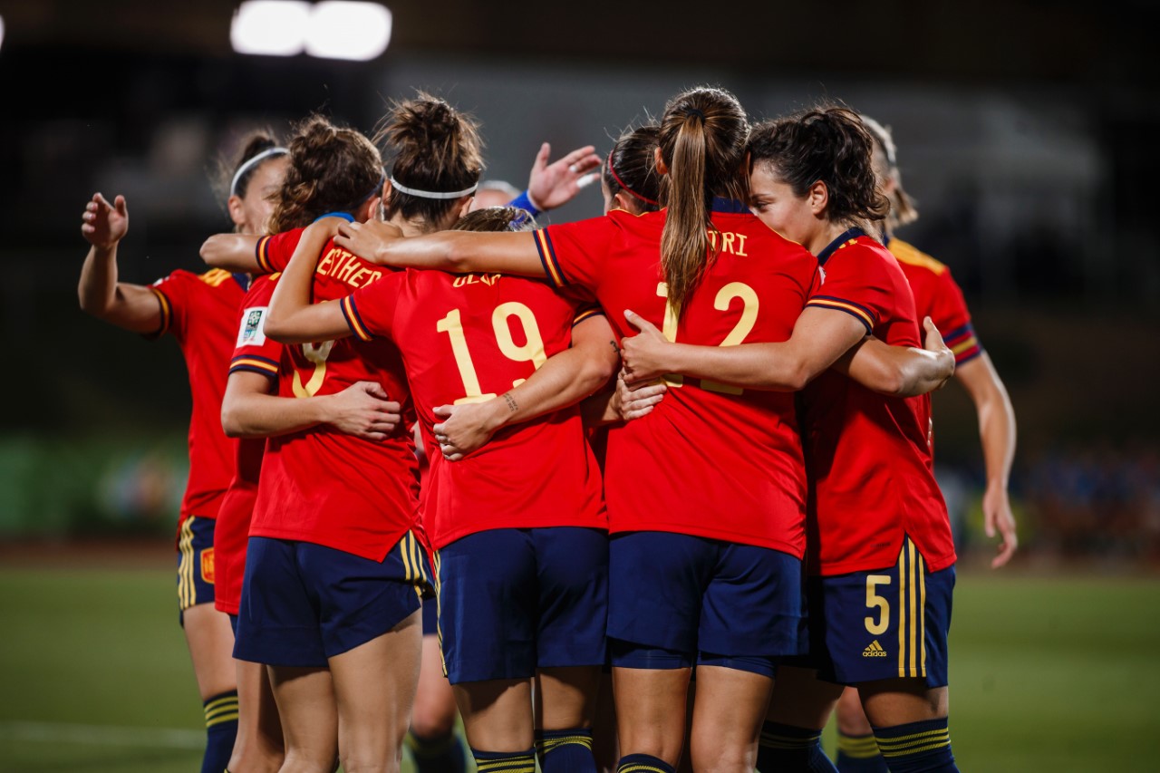Las internacionales en un abrazo tras marcar un gol