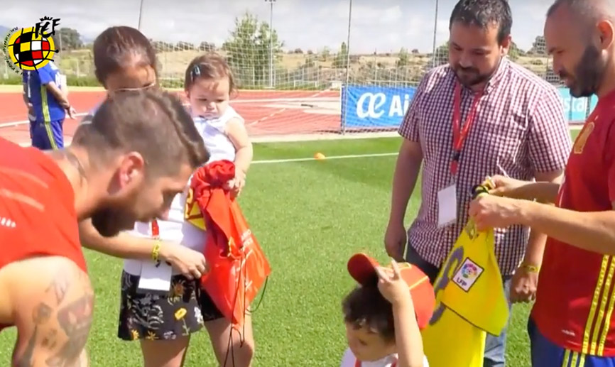 La Selección Española recibe una visita muy especial durante el entrenamiento