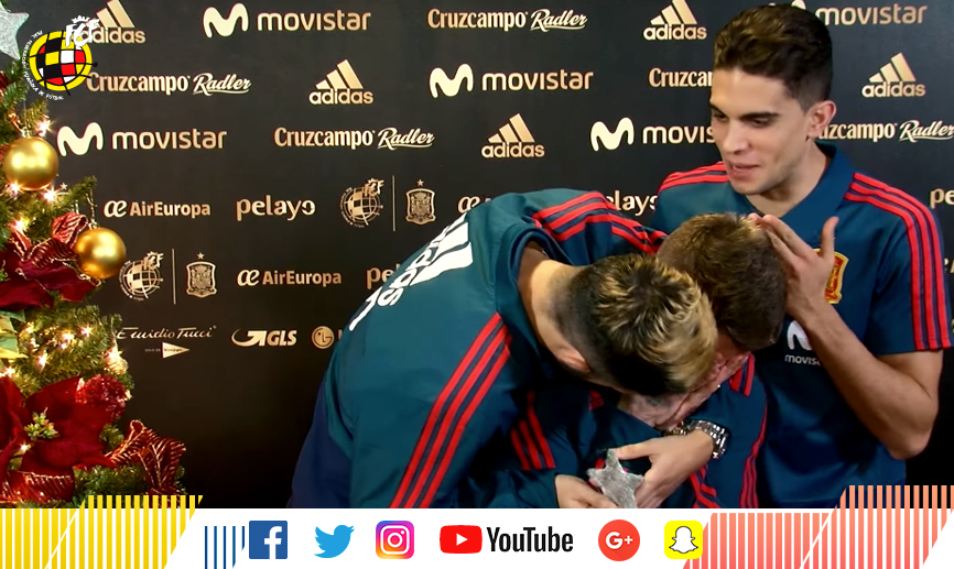 Luis Alberto, Alberto Moreno y Marc Bartra durante la grabación de los saludos de Navidad