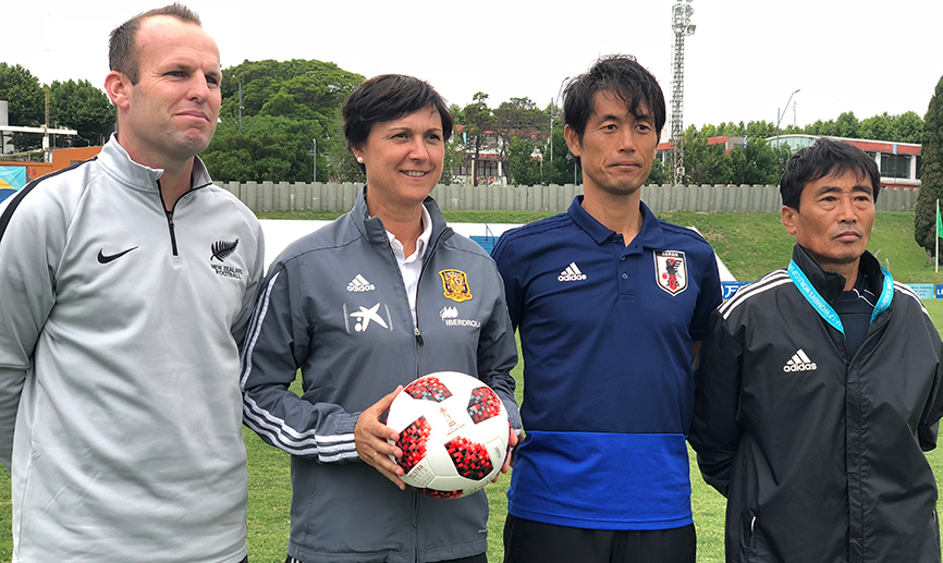 Toña Is con los seleccionadores rivales