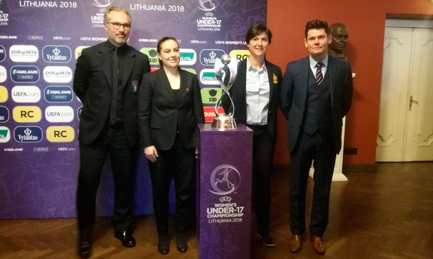 La seleccionadora nacional Sub-17 femenina Toña Is posa con los técnicos rivales en el Europeo