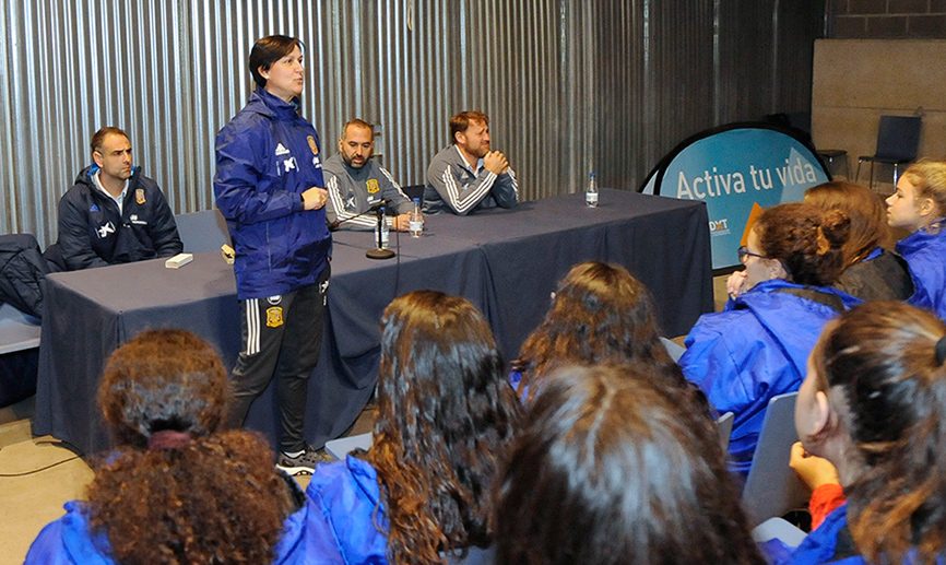 Toña Is en un momento de la charla