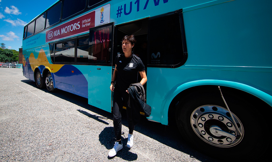 Toña bajando del bus