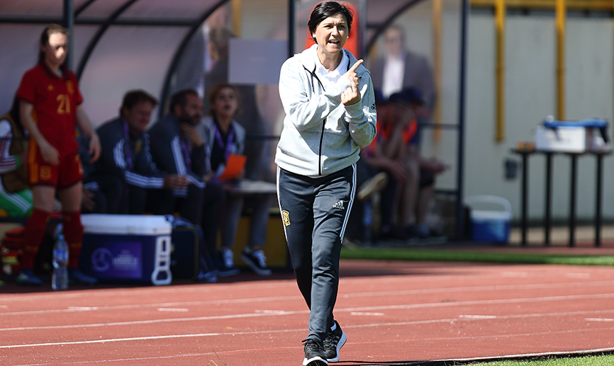 Toña Is dando indicaciones en la banda