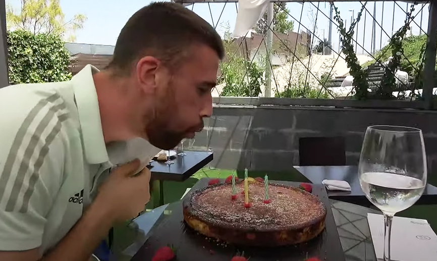 Unai Simón celebra en la Ciudad del Fútbol su 24º cumpleaño