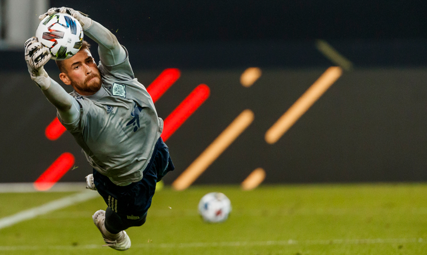 Unai Simón en una estirada durante el entrenamiento