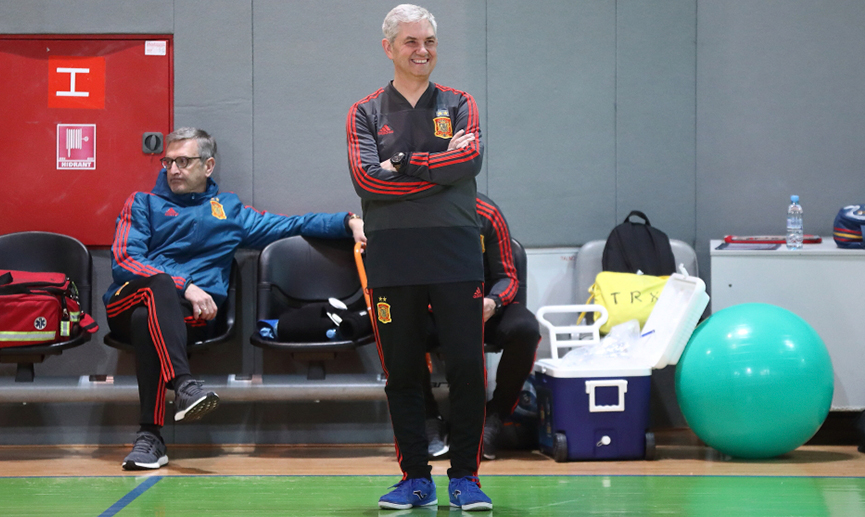 José Venancio López, seleccionador nacional de fútbol sala, da instrucciones a su equipo durante un entrenamiento del equipo en Eslovenia