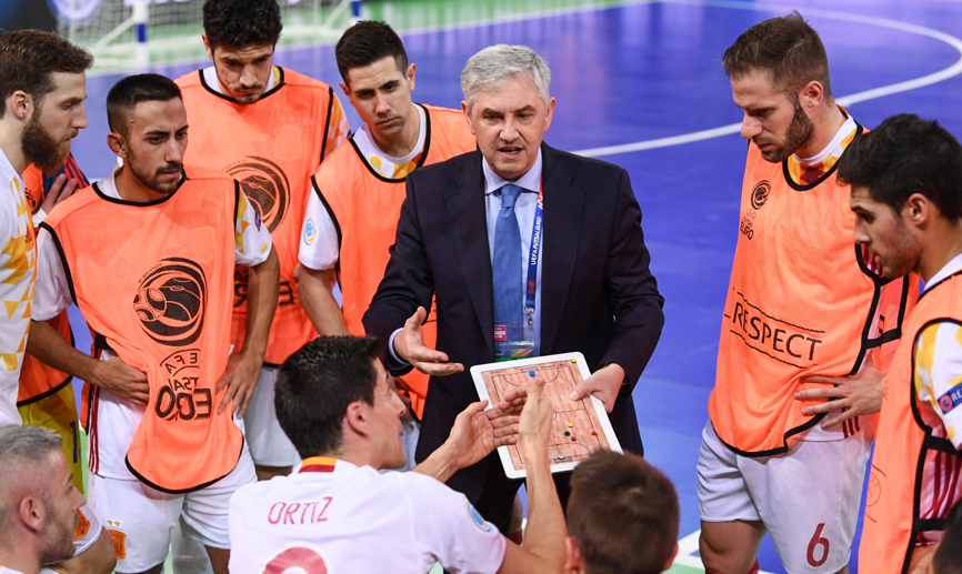 El seleccionador español de fútbol sala, José Venancio López, ofrece instrucciones durante el encuentro contra Portugal