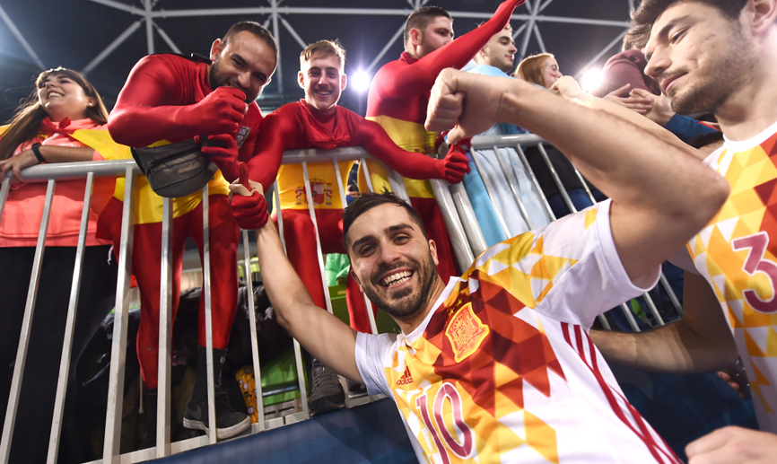 Rafa Usín celebra el pase a semifinales con los aficionados españoles en Liubliana