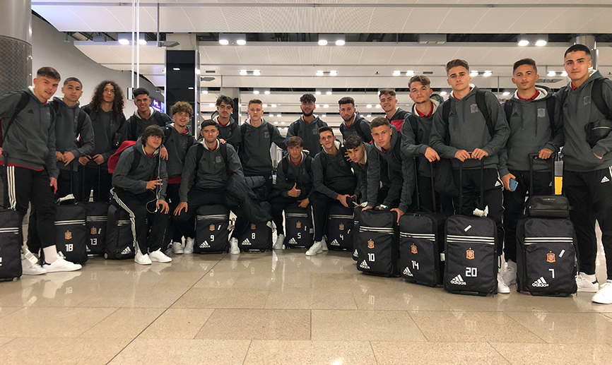 La Sub-17 posa al llegar a Dublín