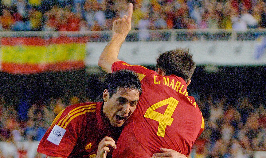 Vicente abraza a Marchena tras el gol español