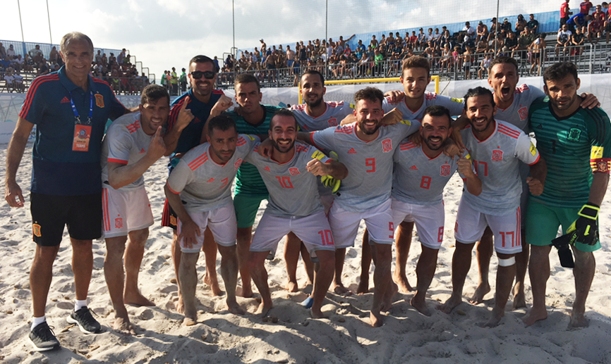 La Selección española de fútbol playa festeja su triunfo contra Azerbaiyán