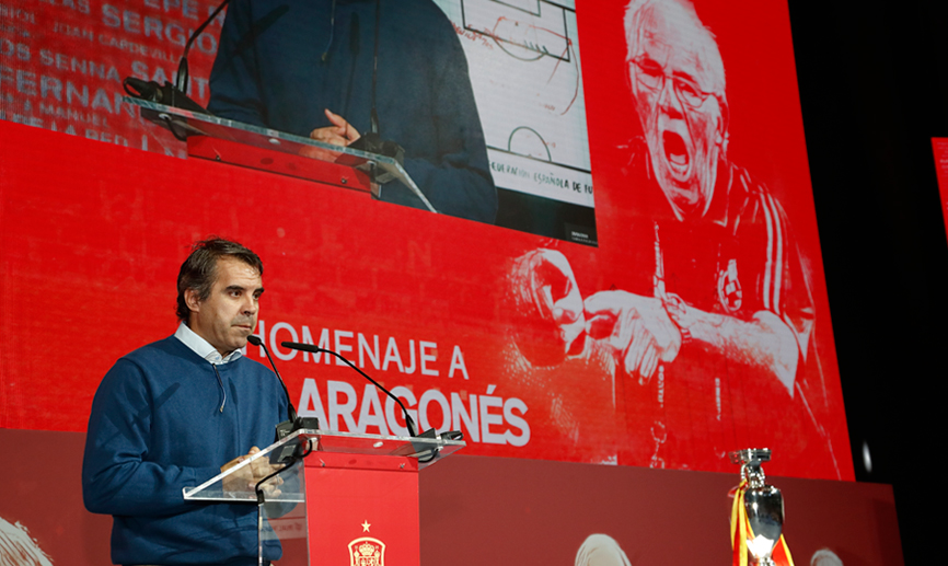 Luis Aragonés Fernández, hijo del Seleccionador, se dirige al público 