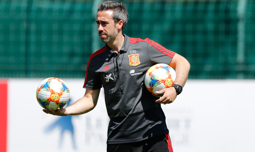 El seleccionador nacional, Jorge Vilda, durante un entrenamiento del combinado nacional en Francia