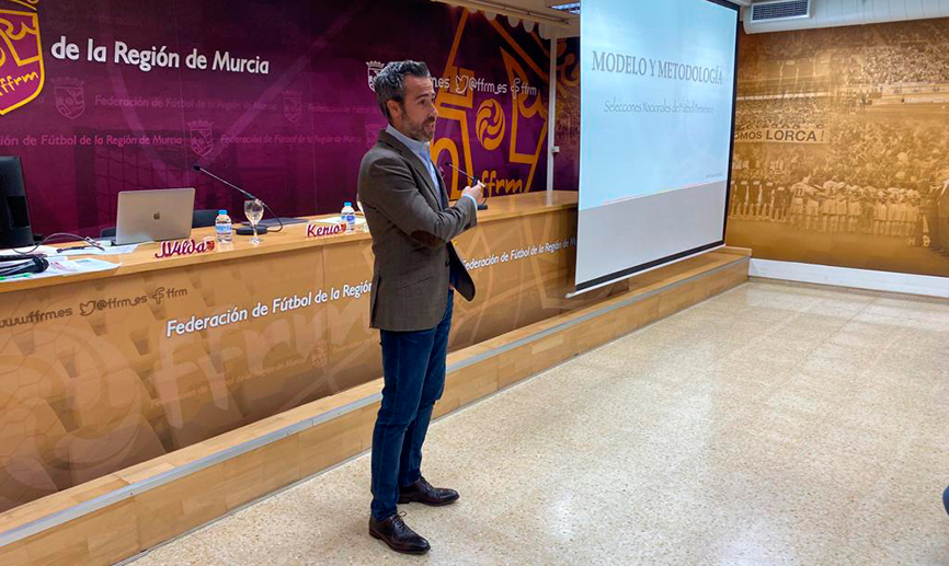 Jorge Vilda en un momento de su ponencia