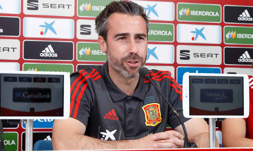 El seleccionador femenino Jorge Vilda comparece ante la prensa en Guadalajara