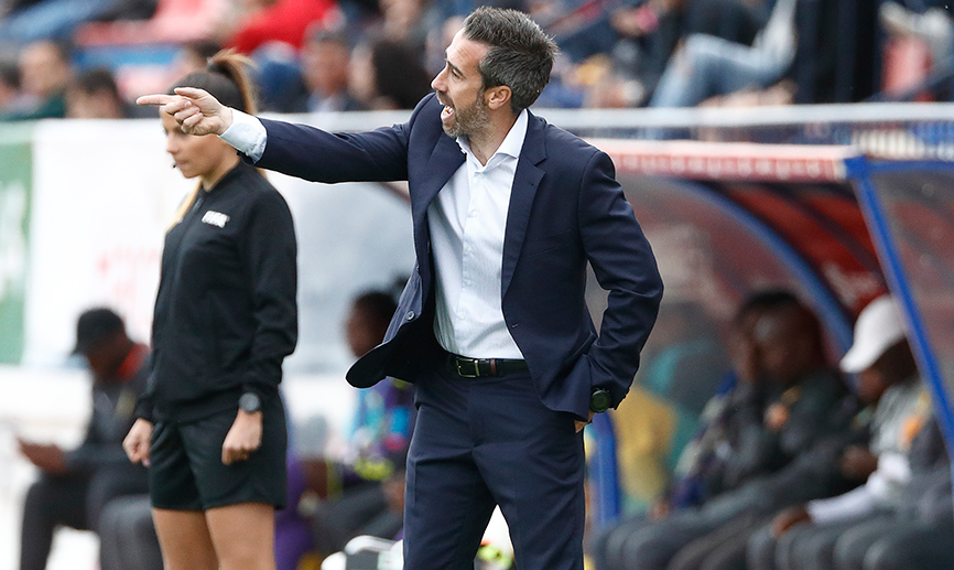 Jorge Vilda oda instrucciones durante el partido contra Camerún