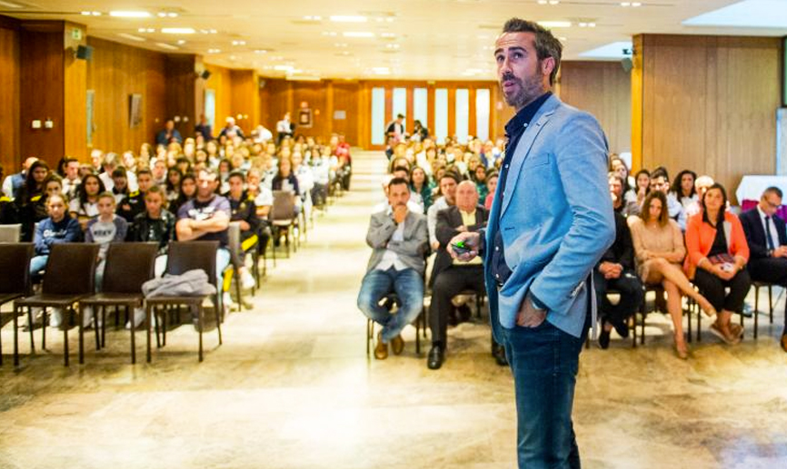 Jorge Vilda durante la charla ofrecida en Santander