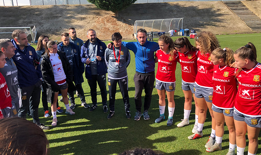 Jorge Vilda deseando suerte a la Sub-17