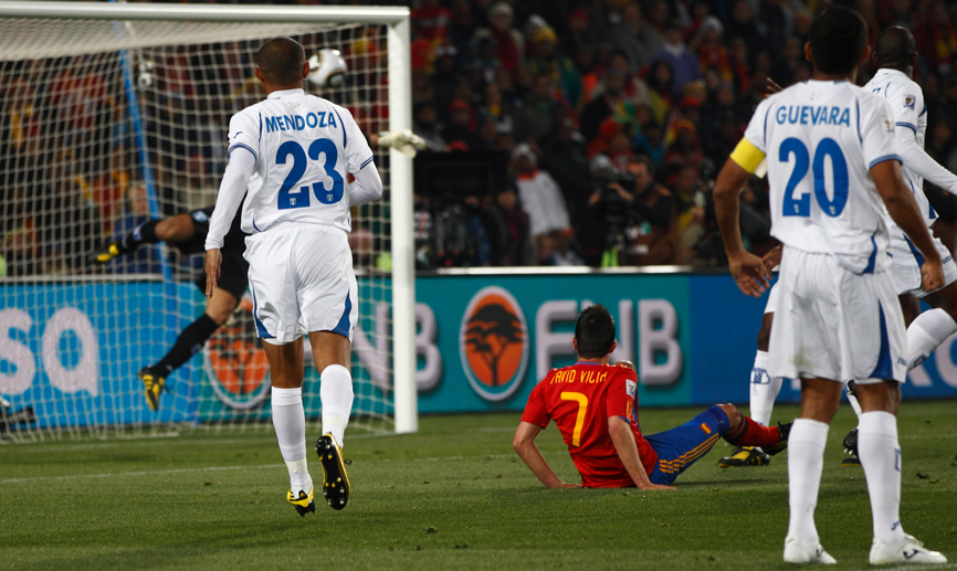 Momento en el que el remate de Villa entra en la portería