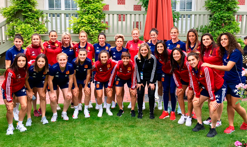 Marisa Villa posa con las jugadoras de la Selección en Francia