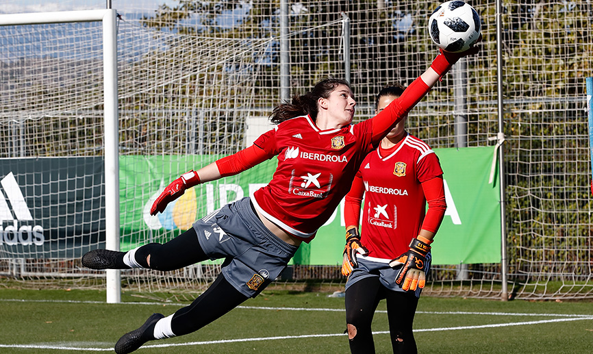 Paula realiza una estirada durante el entrenamiento