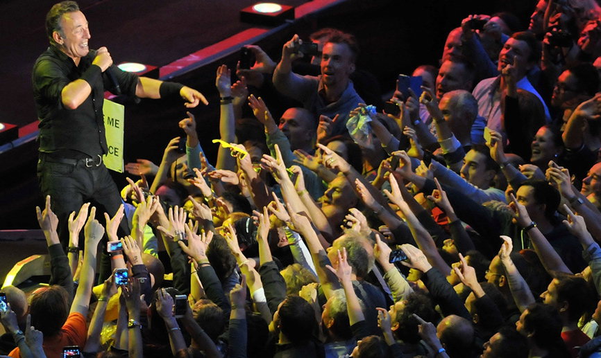 Bruce Springsteen actuando en Wembley