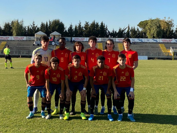 Fotografía del once inicial de la Selección Sub-17 en Roma